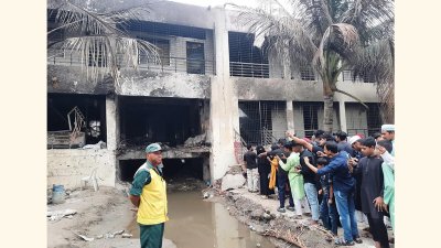 মাইলস্টোন স্কুলে দর্শনার্থীদের ভিড় (ছবি: প্রতিবেদক)