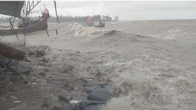 জোয়ারের পানি স্বাভাবিক সময় থেকে এক থেকে দুই ফুট অধিক উচ্চতায় প্রবাহিত হচ্ছে