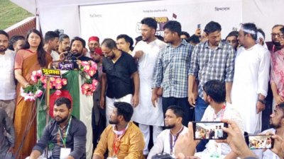 সমাবেশে বক্তব্য দিচ্ছেন জাতীয় নাগরিক পার্টির (এনসিপি) আহ্বায়ক নাহিদ ইসলাম