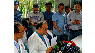 সংবাদ সম্মেলনে রোগীদের সর্ব শেষ তথ্য জানাচ্ছেন বার্ন ইনস্টিটিউটের ভারপ্রাপ্ত পরিচালক অধ্যাপক মো. নাসির উদ্দিন