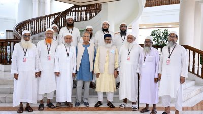 প্রধান উপদেষ্টার সঙ্গে হেফাজতে ইসলামের নেতারা