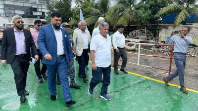 পরিদর্শনকালে নৌ-পরিবহন উপদেষ্টা ব্রিগেডিয়ার জেনারেল (অব.) এম সাখাওয়াত হোসেন