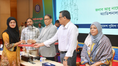 মেধথাবী শিক্ষার্থীদের হাতে ক্রেস্ট, সনদ ও নগদ অর্থ তুলে দেন পুলিশের আইজি বাহারুল আলম