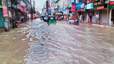 বরিশাল নগরীর বিভিন্ন সড়ক প্লাবিত