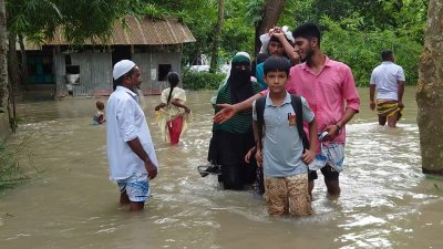 উপকূলীয় অঞ্চলের সড়ক, পুকুর ও বাড়িতে পানি প্রবেশ করেছে