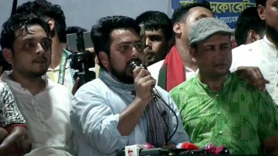 পথসভায় বক্তব্য রেখেছেন নাহিদ ইসলাম