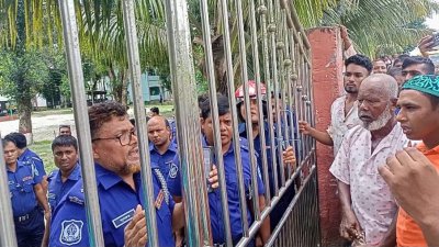 রৌমারী থানা ঘেরাও করে বিক্ষোভ করেন মিছিলে আসা লোকজন