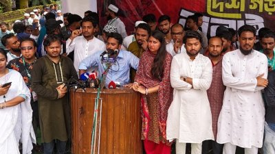 পথসভায় বক্তব্য রেখেছেন নাহিদ ইসলাম