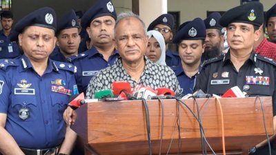 সাংবাদিকদের সঙ্গে আলাপকালে স্বরাষ্ট্র উপদেষ্টা জাহাঙ্গীর আলম চৌধুরী