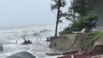 সমুদ্র উপকূল এবং আশেপাশের এলাকায় ভারী বৃষ্টির সঙ্গে ঝড়ো হাওয়া বয়ে যাচ্ছে