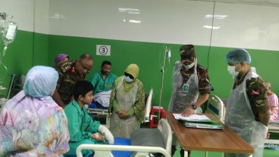 রোগীদের শয্যাপাশে স্বাস্থ্য উপদেষ্টা নূরজাহান বেগম
