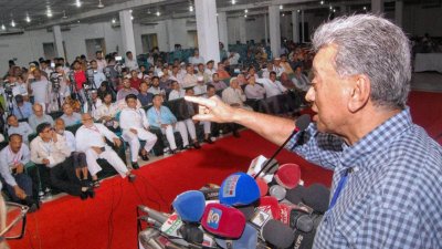 শনিবার বিকালে চট্টগ্রাম নগরের জিইসি কনভেনশন সেন্টারে সম্মিলিত পেশাজীবী পরিষদ চট্টগ্রাম শাখার উদ্যোগে সমাবেশে বক্তব্য রাখেন বিএনপির জাতীয় স্থায়ী কমিটির সদস্য আমির খসরু মাহমুদ চৌধুরী