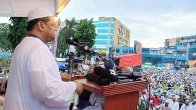 শনিবার খুলনার শিববাড়ী মোড়ে ইসলামী আন্দোলন আয়োজিত গণসমাবেশে বক্তব্য দেন চরমোনাই পীর সৈয়দ মুহাম্মাদ রেজাউল করীম