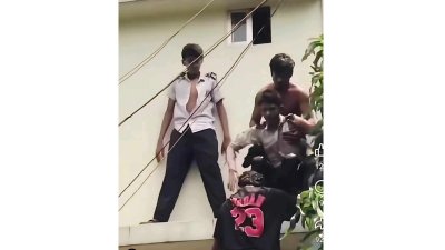 দেয়াল টপকে নেমে আসছে শিক্ষার্থীরা