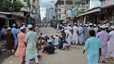 ময়মনসিংহ নগরে পাঁচ ঘণ্টা সড়ক অবরোধ করে বিক্ষোভ করেছেন ঐতিহাসিক বড় মসজিদ ও ফয়জুর রহমান মাদ্রাসার শিক্ষার্থীরা