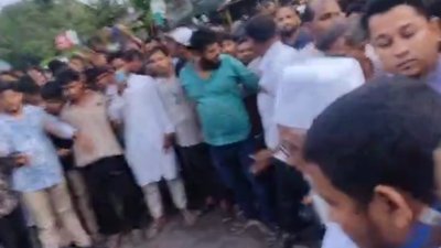 দুর্ঘটনাস্থলে স্থানীয়রা