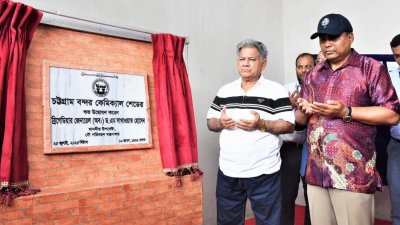 এনসিটি পরিদর্শন ও চট্টগ্রাম বন্দরে কেমিক্যাল শেডের উদ্বোধনে এসে সাংবাদিকদের সঙ্গে কথা বলেন উপদেষ্টা