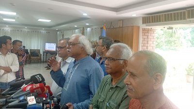 সাংবাদিকদের ব্রিফ করছেন সিপিবির সাধারণ সম্পাদক রুহিন হোসেন প্রিন্স