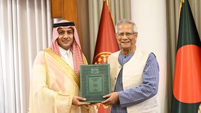 প্রধান উপদেষ্টার সঙ্গে সাক্ষাৎ করেন ঢাকায় সৌদি আরবের নবনিযুক্ত রাষ্ট্রদূত