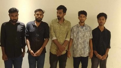 চাঁদা দাবির অভিযোগে পাঁচ যুবককে আটক করেছে পুলিশ