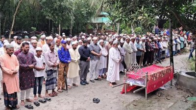 জানাজা শেষে পারিবারিক গোরস্থানে তাকে দাফন করা হয়েছে