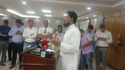 সাংবাদিকদের সঙ্গে কথা বলছেন আখতার হোসেন