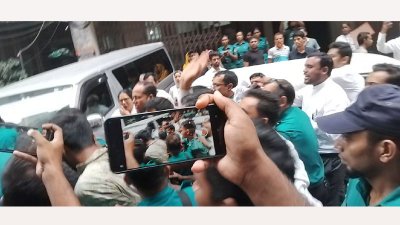 ঢাকার চিফ মেট্রোপলিটন ম্যাজিস্ট্রেট আদালতে গুলশান থানার চাঁদাবাজির মামলার রিমান্ড শুনানির পর এ ঘটনা ঘটে