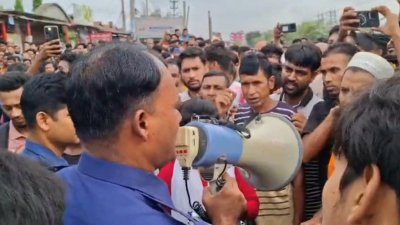 দুই ঘণ্টা  ঢাকা-ময়মনসিংহ মহাসড়ক অবরোধ করে রাখেন শ্রমিকরা