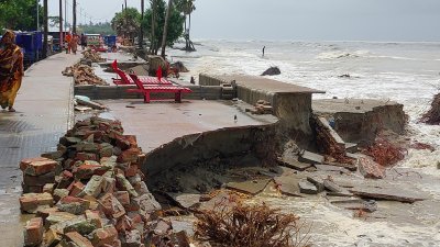 কুয়াকাটা সমুদ্র সৈকতের পাশে মেরিন ড্রাইভের বেশিরভাগই ধসে পড়েছে