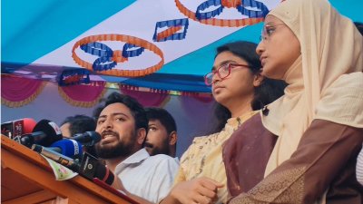 পথসভায় বক্তব্য দিচ্ছেন জাতীয় নাগরিক পার্টির (এনসিপি) আহ্বায়ক নাহিদ ইসলাম