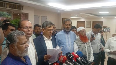 সাংবাদিকদের সঙ্গে কথা বলছেন সালাহ উদ্দিন আহমেদ