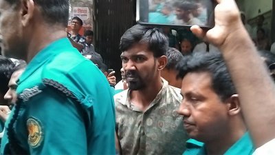 পুলিশের হেফাজতে আসামিরা