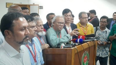 আয়-ব্যয় বিবরণী জমা দেওয়ার পর সাংবাদিকদের সঙ্গে কথা বলেন অ্যাডভোকেট রুহুল কবির রিজভী