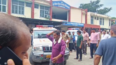 আহত বেশ কয়েকজনকে হাসপাতালে নেওয়া হয়েছে। ছবি: এপি