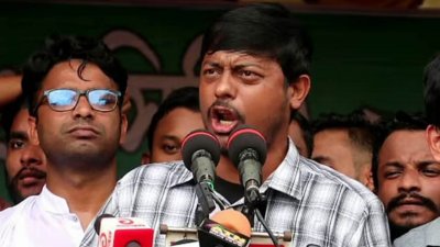 রবিবার দুপুরে নেত্রকোনা জেলা শহরের পুরাতন কালেক্টরেট মাঠে জুলাই পদযাত্রা শেষে পথসভায় বক্তব্য দেন জাতীয় নাগরিক পার্টির মুখ্য সমন্বয়ক নাসীরুদ্দীন পাটওয়ারী