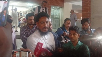 সাংবাদিকদের ব্রিফ করেন আখতার হোসেন