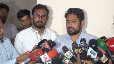 সাংবাদিকদের সঙ্গে কথা বলছেন জাতীয় নাগরিক পার্টি-এনসিপির আহ্বায়ক নাহিদ ইসলাম