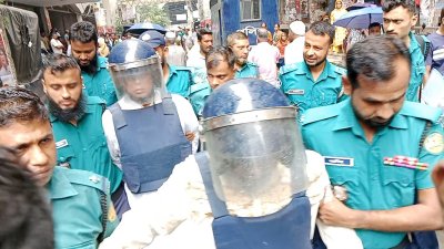আদালত চত্বরে পুলিশি হেফাজতে আসামিরা