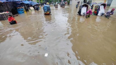 বেশ কিছু এলাকায় হাঁটু থেকে কোমরসমান পানি জমেছে