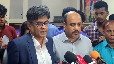 সাংবাদিকদের সঙ্গে কথা বলছেন প্রধান উপদেষ্টার প্রেস সচিব শফিকুল আলম