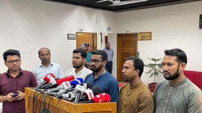 কথা বলছেন রাশেদ খান