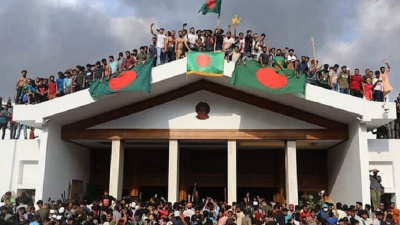 ৫ আগস্ট ২০২৪ তারিখে ছাত্র-জনতার গণঅভ্যুত্থানে প্রধানমন্ত্রীর কার্যালয়ে বিক্ষোভকারীরা। ছবি: সংগৃহীত