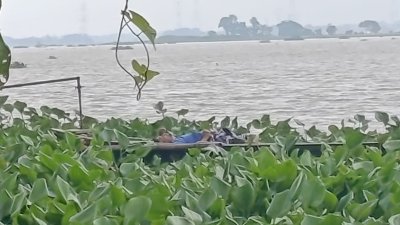 নৌকায় পড়ে থাকা লাশ