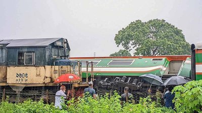 দুর্ঘটনাকবলিত দুই ট্রেন