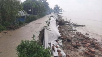 মেঘনার ভাঙনে ক্ষতিগ্রস্ত বাঁধ
