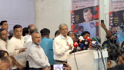 আলোচনা সভায় বক্তব্য রাখছেন মির্জা ফখরুল ইসলাম আলমগীর