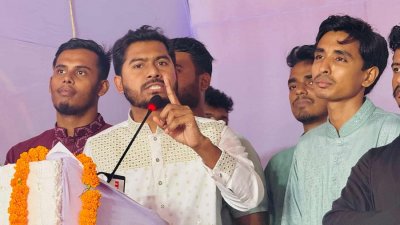 বক্তৃতা করছেন নুরুল হক নূর।