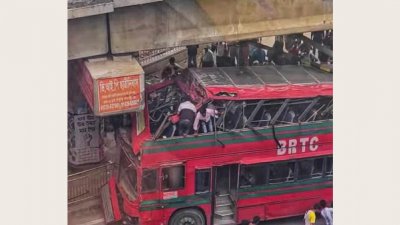 বাসটি এক্সপ্রেসওয়ের একটি পিলারে ধাক্কা লেগে ওপরের অংশ চূর্ণবিচূর্ণ হয়ে যায়। ছবি: নাসিরুল ইসলাম