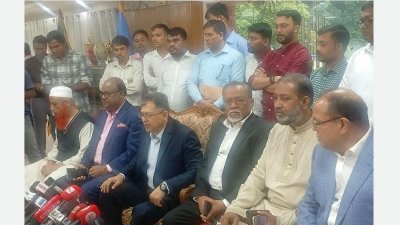 গণমাধ্যমের সঙ্গে কথা বলছেন বিএনপির স্থায়ী কমিটির সদস্য সালাহ উদ্দিন আহমেদ