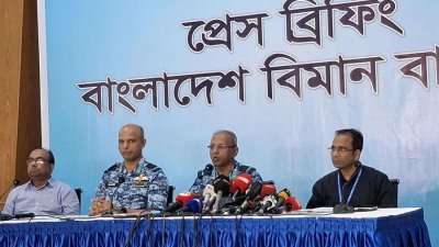 সংবাদ সম্মেলনে কথা বলছেন বিমানবাহিনীর এয়ার কমোডর শহিদুল ইসলাম